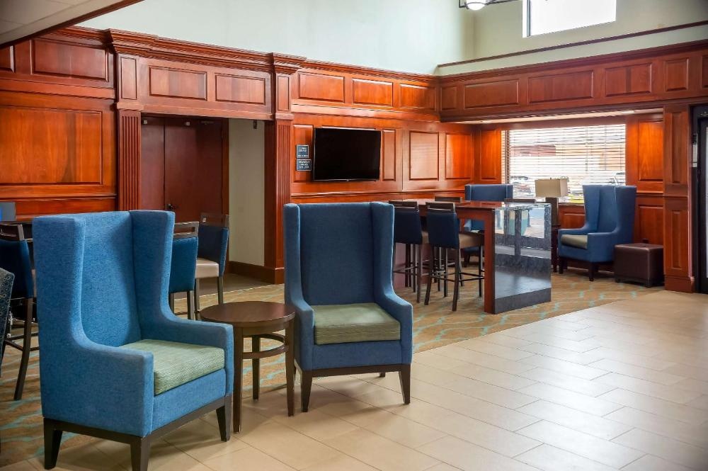 Comfort Suites Outlet Center