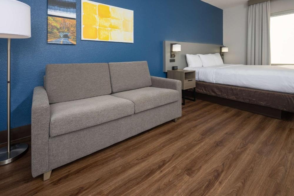 Comfort Suites Outlet Center
